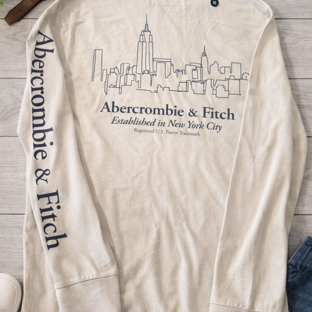 NWT Abercrombie & Fitch Grey Long-Sleeve Skyline Graphic Tee with Navy Print